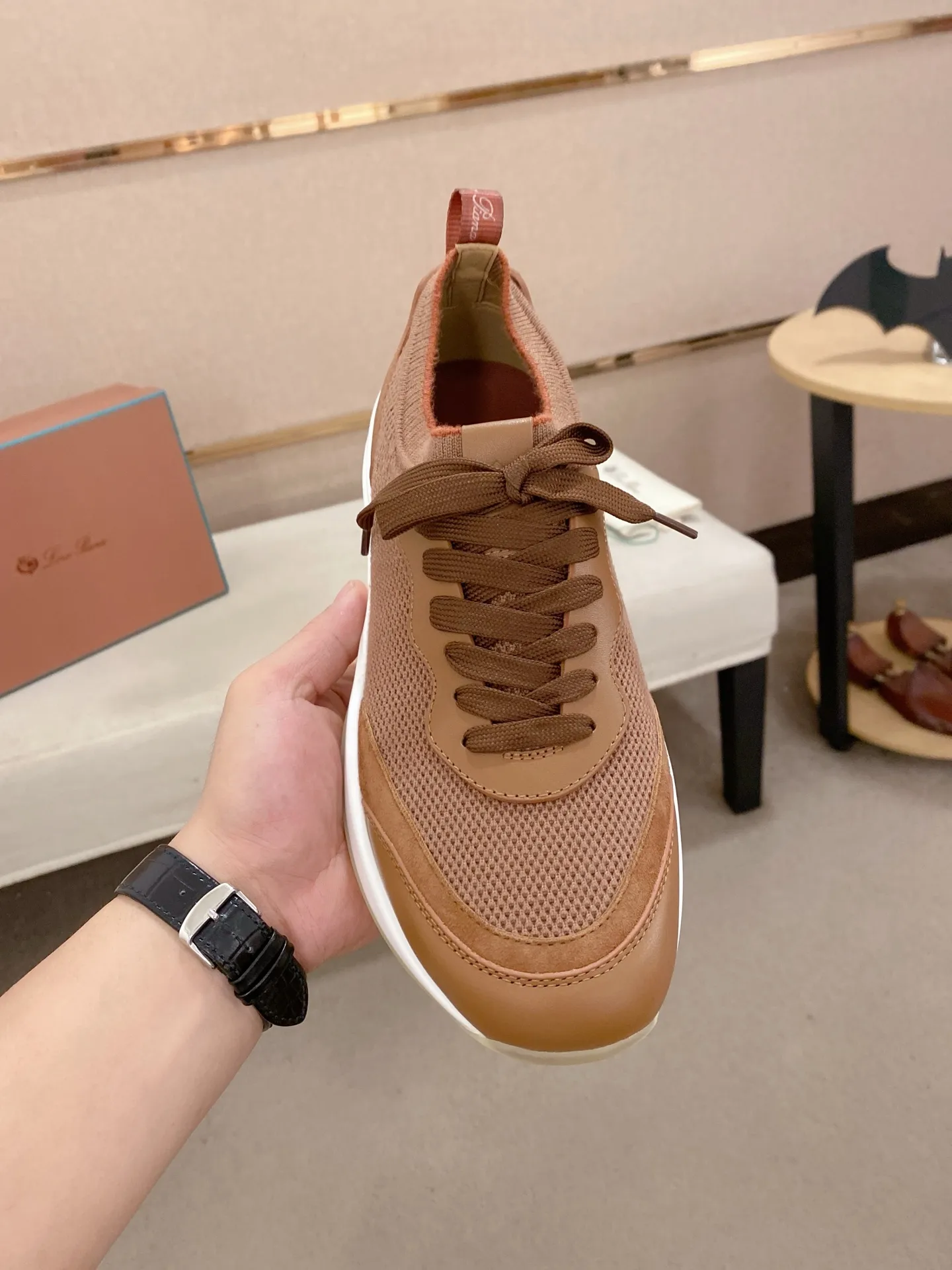 Men's shoes💰: 540💰🔥𝐥𝐨𝐫𝐨 𝐏𝐢𝐚𝐧𝐚 lp classic loafers, an Italian treasure brand, the only brand that can match Hermès! Only after wearing it do we realize that we can’t live up to our feet. The upper is made of imported first-layer cowhide with breathable fly-knit fabric, water-dyed cowhide foot pads, and the official original glass rubber outsole and pendant. Exclusive original packaging (tag ➕ brand paper ➕ outer box ➕ hand bag) code number: 38-44. Can be customized 45-46